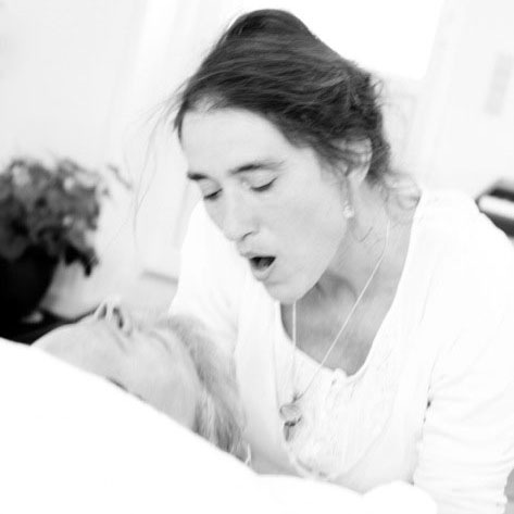 Image of Githa Ben-David performing vocal sound healing. Click image to book international education course in Israel.